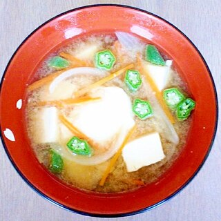 豆腐とオクラと人参の味噌汁